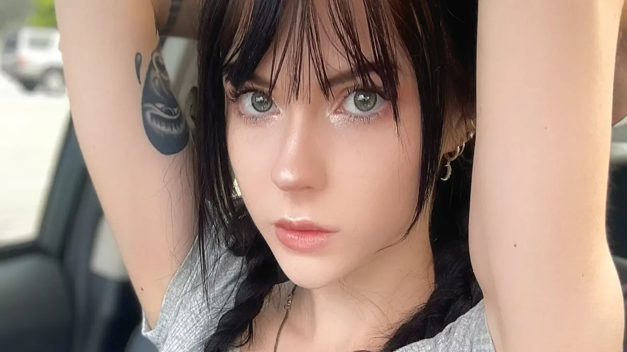 (有遮版) Frankie 臉長得像精靈 外觀非常的精緻 山峰在一個剛剛好的大小 我個人覺得很值得拿出來介紹一下的外國妹子