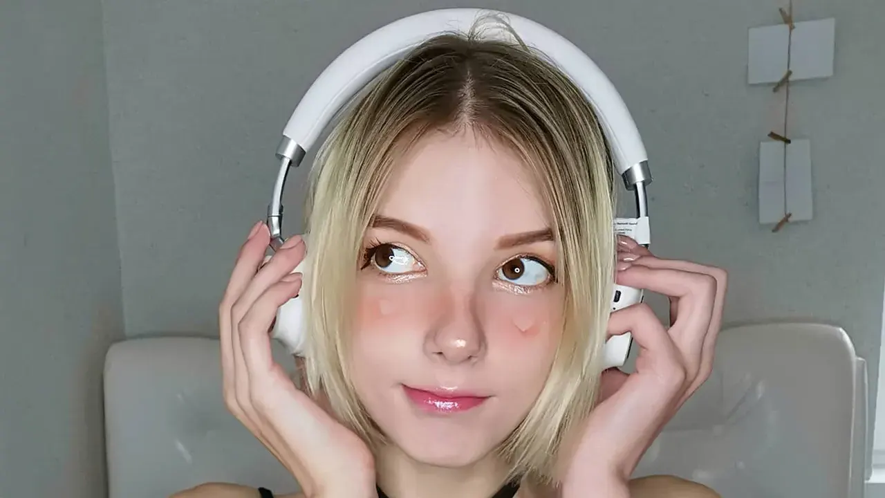 (有遮版) The LyMia (Mia Mur) 可以清秀 也可以很媚 山峰在一個剛剛好的大小 最主要是她不經意的眼神 真的很戳我個人喜好 不是 那個真的是不能不推 真的太中我個人好球帶的外國妹子